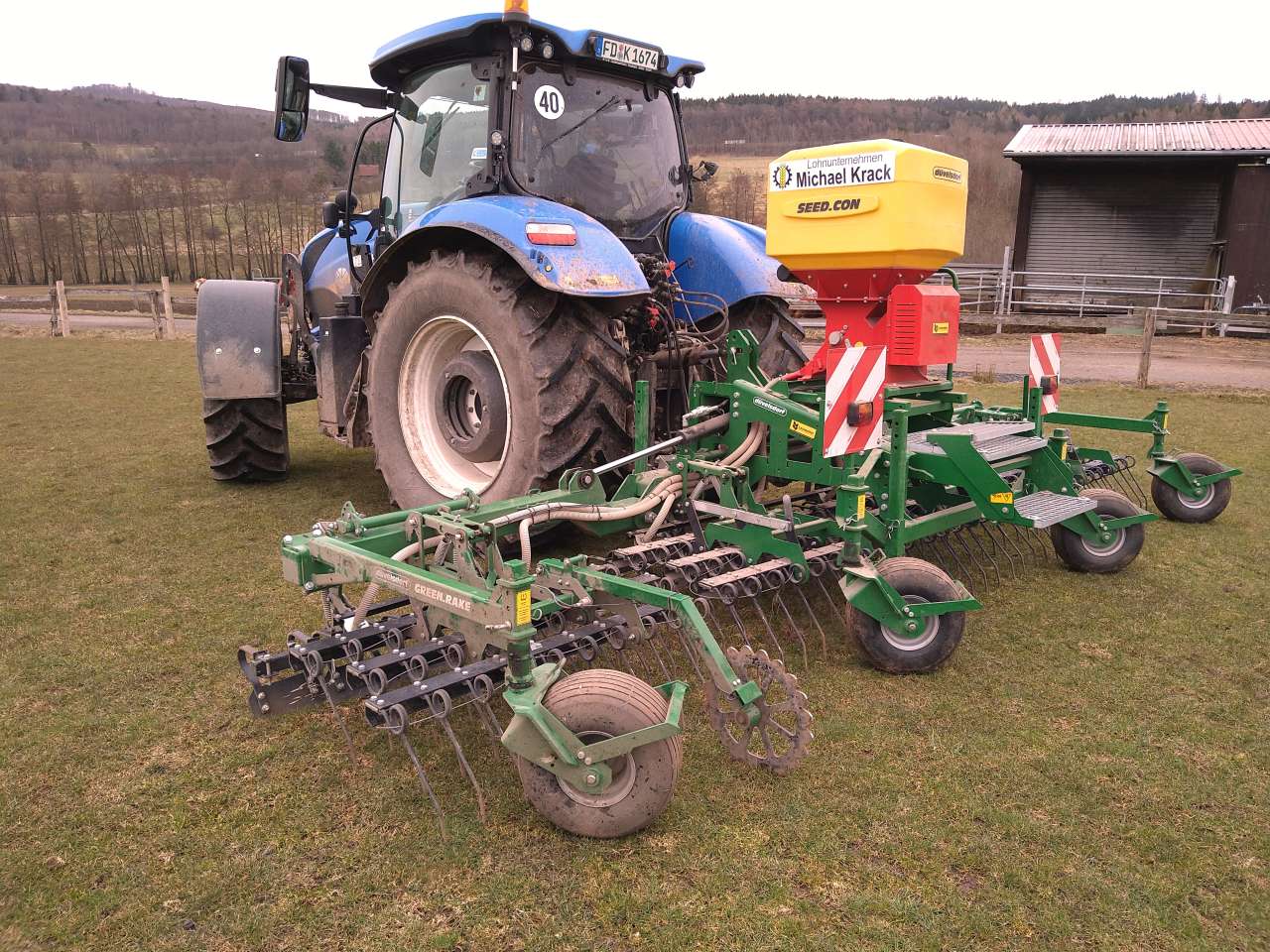 New Holland Traktor beim Striegeln